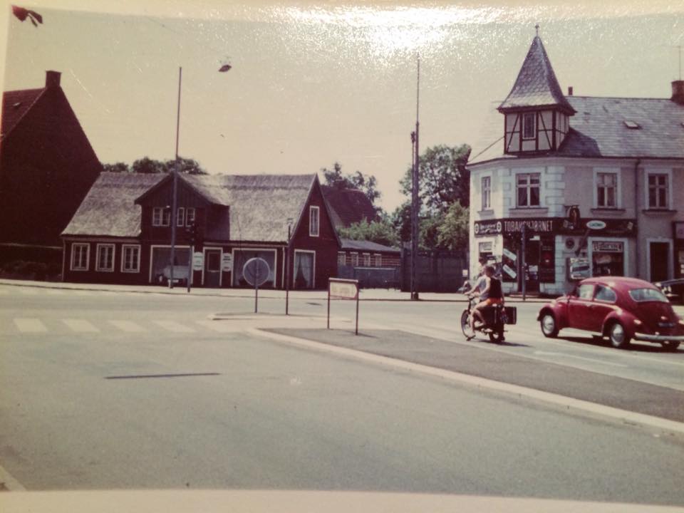 Hjørnet af Bagsværd Hovedgade og Vadstrupvej (Bagsværd Ligkistemagasin, ca.1965). Lagt på Facebook af Annemarie Bruun Nielsen